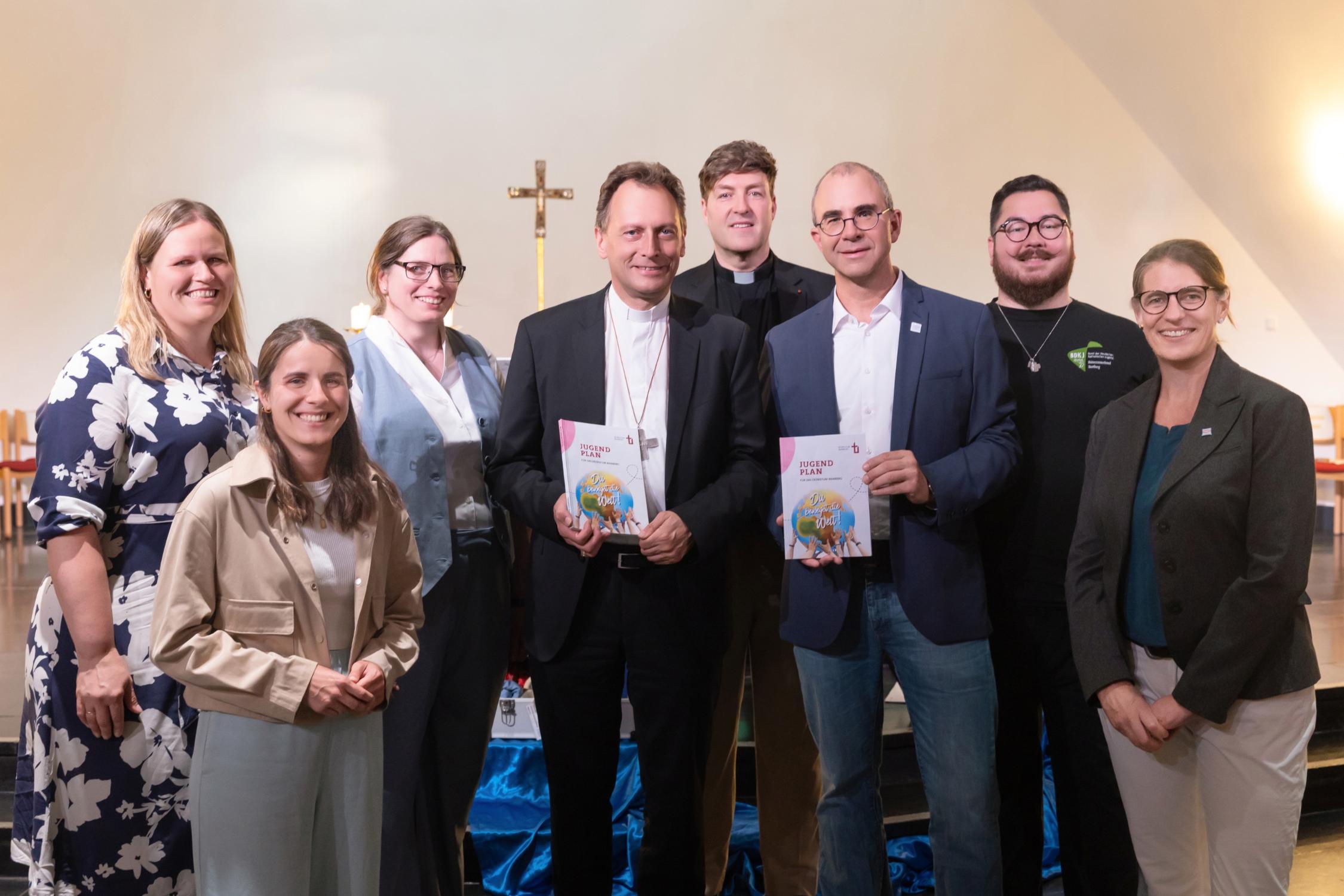 Die Steuerungsgruppe, die maßgeblich an der Erarbeitung des neuen Jugendplans beteiligt war (v. l.): Katharina Fischer, Ramona Schreiner, Anja Baumer-Löw, Erzbischof Herwig Gössl, Diözesanjugendpfarrer Gerd Richard Neumeier, Björn Scharf, Andreas Hoppe Weick, Anja Hoch.