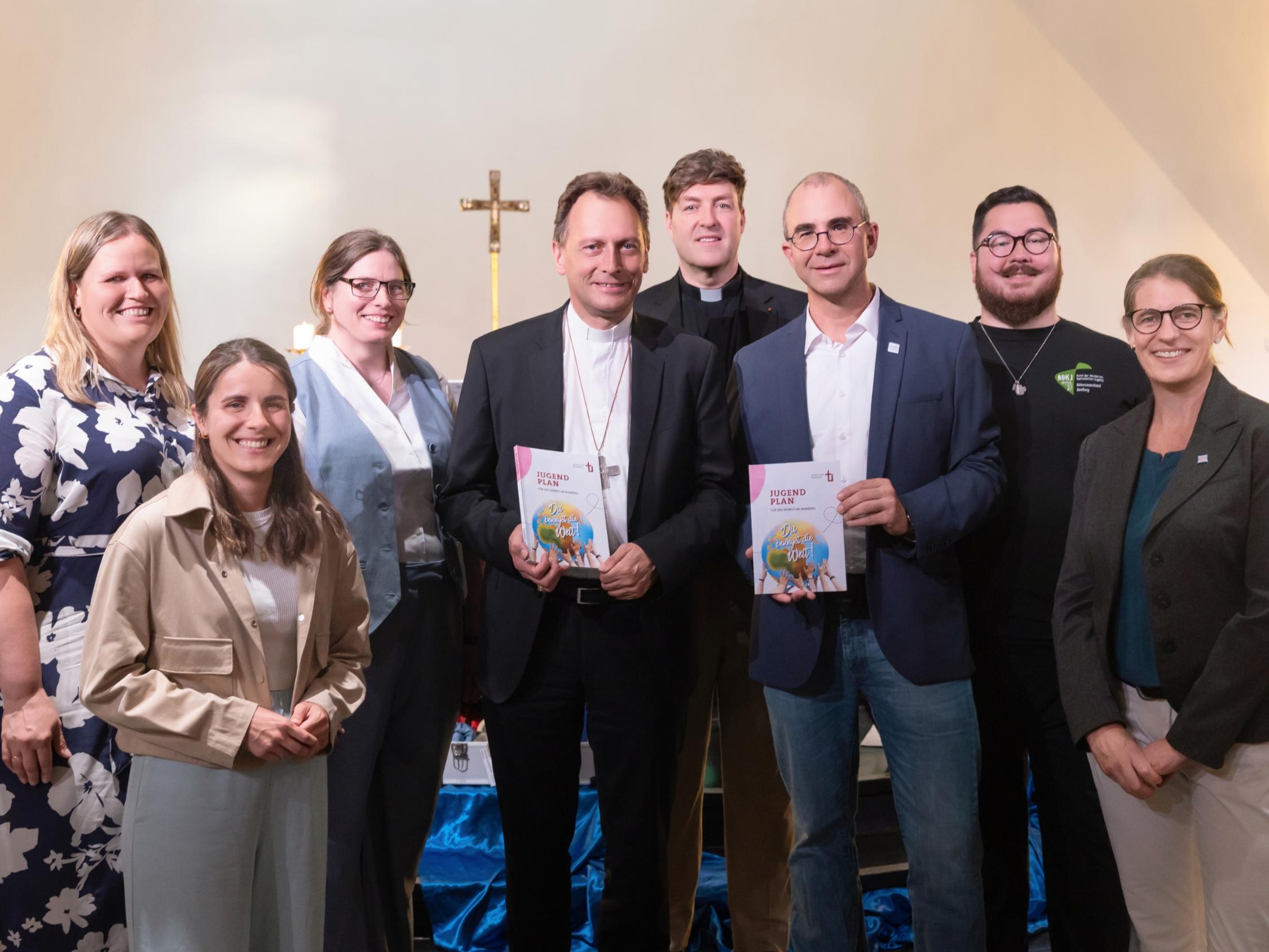 Die Steuerungsgruppe, die maßgeblich an der Erarbeitung des neuen Jugendplans beteiligt war (v. l.): Katharina Fischer, Ramona Schreiner, Anja Baumer-Löw, Erzbischof Herwig Gössl, Diözesanjugendpfarrer Gerd Richard Neumeier, Björn Scharf, Andreas Hoppe Weick, Anja Hoch.