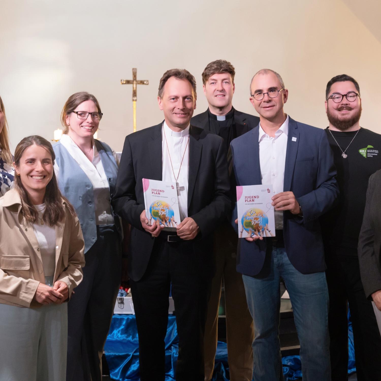 Die Steuerungsgruppe, die maßgeblich an der Erarbeitung des neuen Jugendplans beteiligt war (v. l.): Katharina Fischer, Ramona Schreiner, Anja Baumer-Löw, Erzbischof Herwig Gössl, Diözesanjugendpfarrer Gerd Richard Neumeier, Björn Scharf, Andreas Hoppe Weick, Anja Hoch.